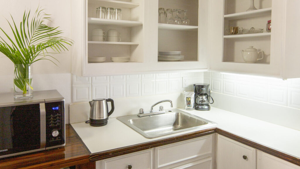 contemporary-suite-kitchenette